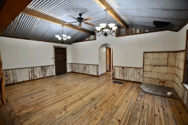 Building Photo - COMING SOON - FOR LEASE! Hard to Find Hors...