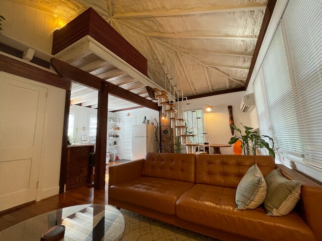 Building Photo - Exquisite lofted studio