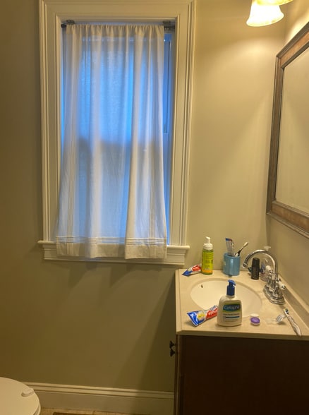 Building Photo - 27 Fairfax St