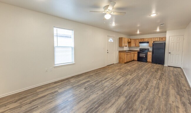 Building Photo - Leasing Special**  MOVE IN READY!