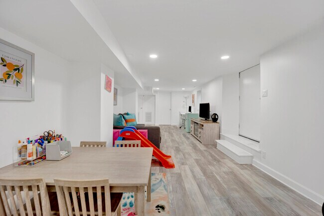 Building Photo - 2705 N Marshfield Ave