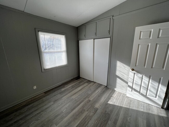 Building Photo - 3BR 1bath House - Available Mid October 2025