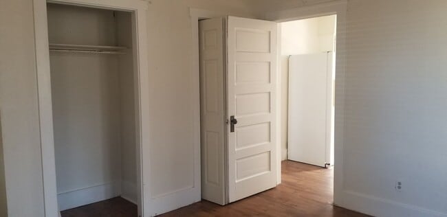 Building Photo - 1920's Farmhouse in Lakewood - Month to Month Short Term Only