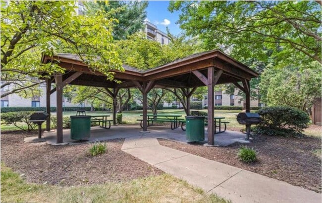 Building Photo - Bright And Luxurious 1 Bed 1 Bath Condo In Amenity-filled Woodlake Towers