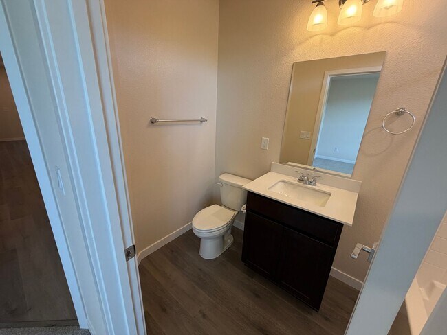 Building Photo - Brand New Townhome in Sparks!