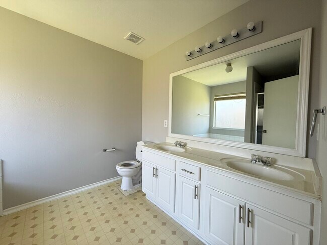 Building Photo - 12510 Magnolia Canyon