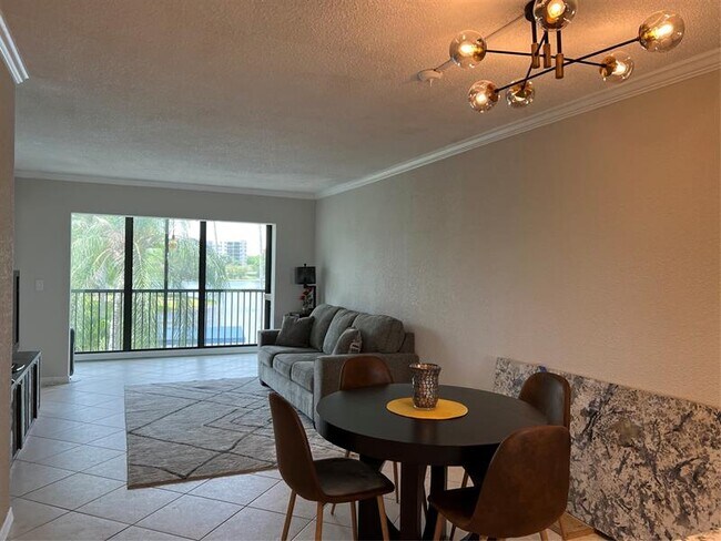 Building Photo - 2220 N Cypress Bend Dr