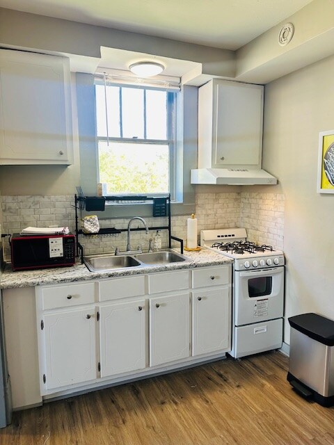 Building Photo - 1107 Montauk Ave