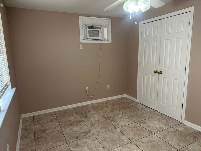 Building Photo - 213 Rosebud St