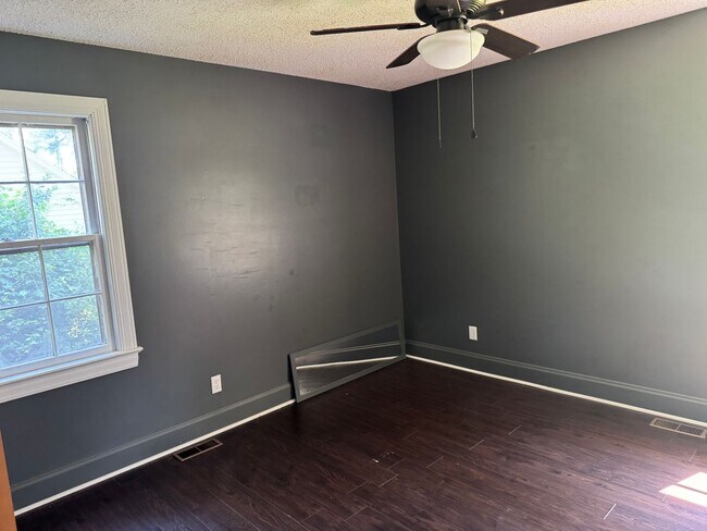 Building Photo - Freshly Painted 3 Bedroom Ranch