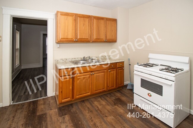 Building Photo - Charming and Spacious 2BR Upper Unit in Cl...