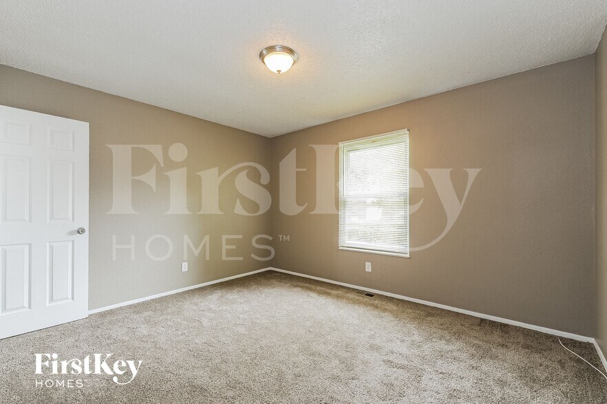 Building Photo - 733 Watersedge Dr