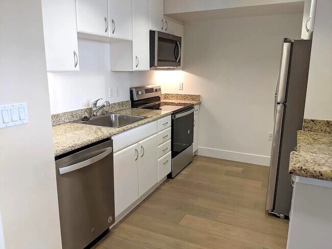 Building Photo - 260 King St