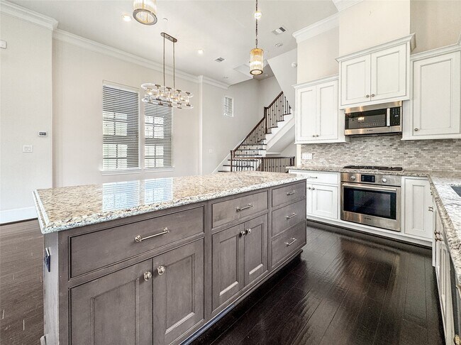 Building Photo - 2003 Covent Garden Station