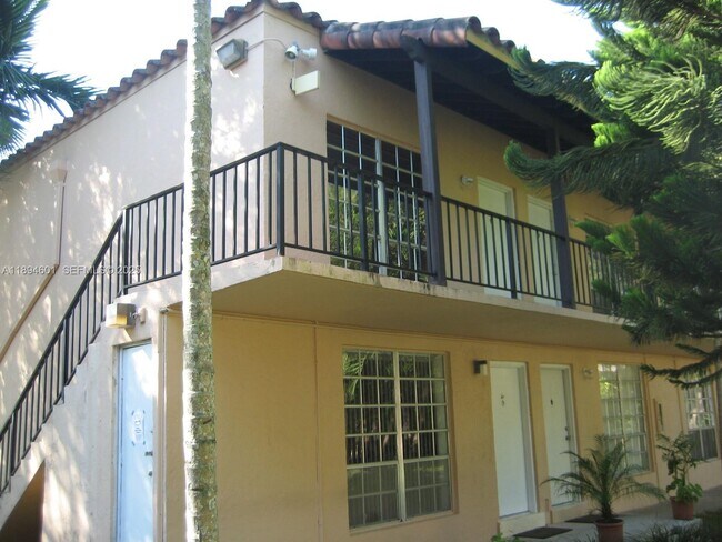 Building Photo - 10824 N Kendall Dr