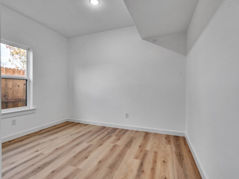 Building Photo - 9410 Firnat St