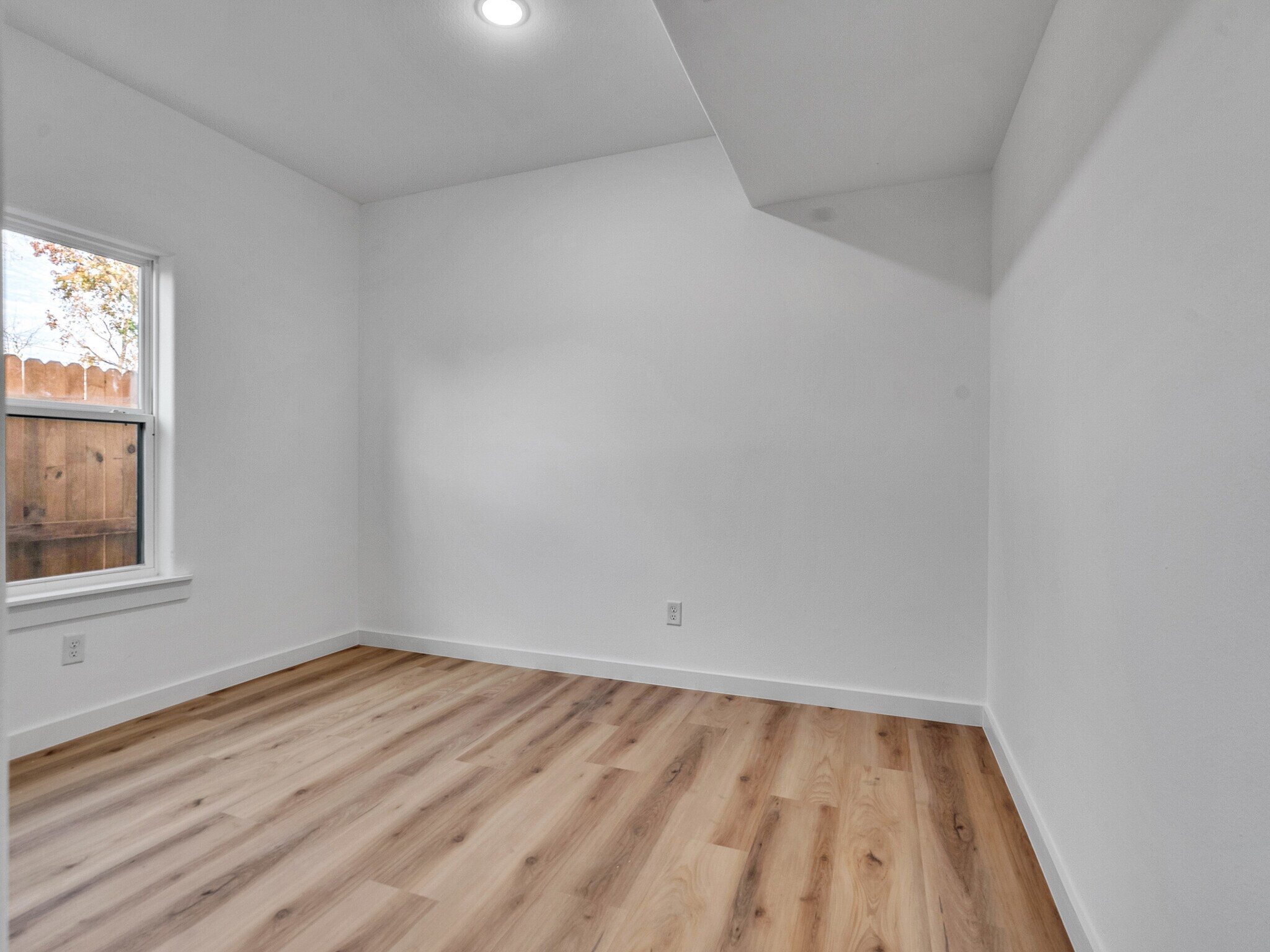 Building Photo - 9410 Firnat St