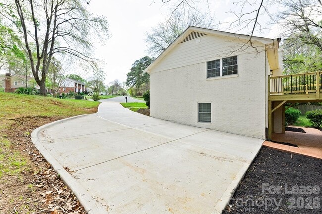 Building Photo - 100 Chadmore Dr