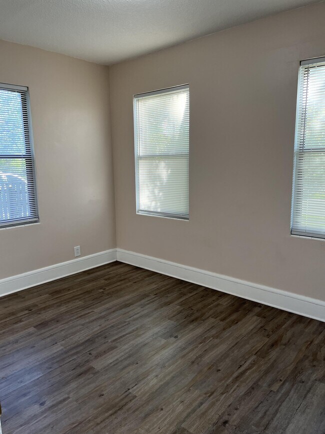 Building Photo - 5105 Hollycrest Dr