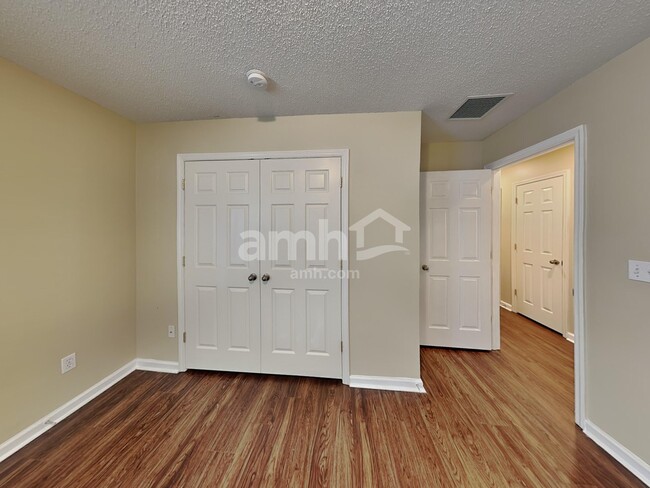 Building Photo - 800 S Edenbridge Way