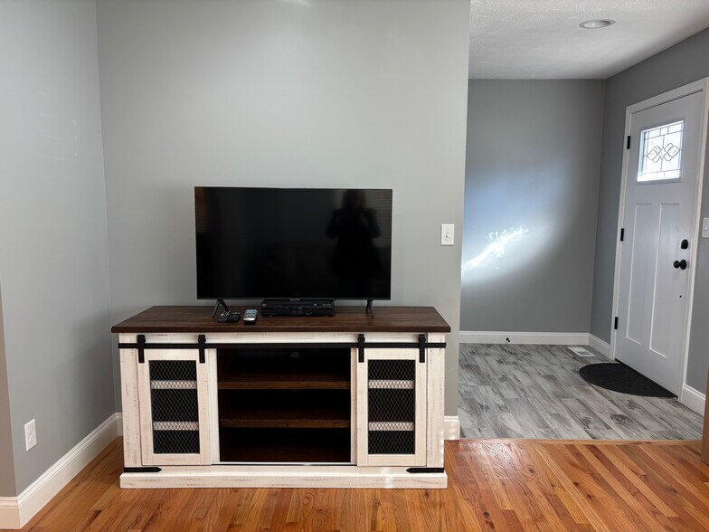 Building Photo - 2136 Collins St