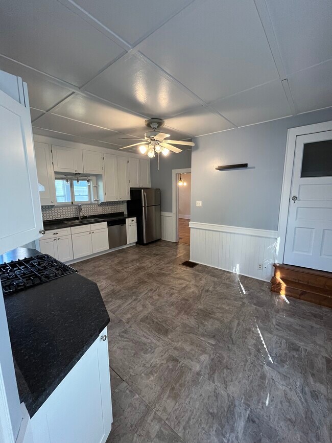 Building Photo - 13 Clark St