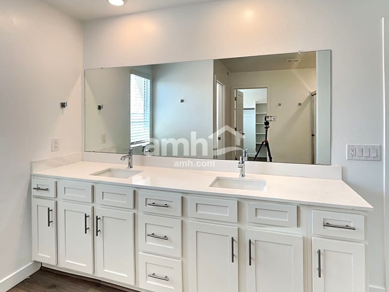 Building Photo - 6537 E Paseo Baranda