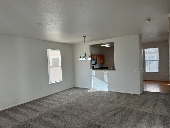 Building Photo - SPACIOUS 3BD/2.5BA TOWNHOME at THE BLUFFS ...