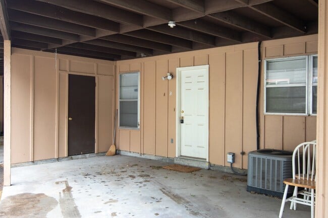 Building Photo - Cozy 1-Bedroom Multiplex Apartment in Coffeyville, KS with Modern Amenities!