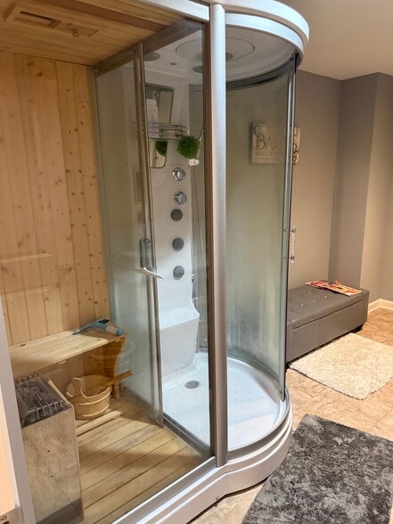 Steam shower - 10013 Wamsley Ct