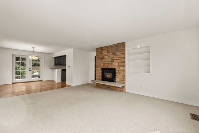 Building Photo - Beautiful 3 bed/2.5 bath Split Level Home – Close to Boeing & The Landing