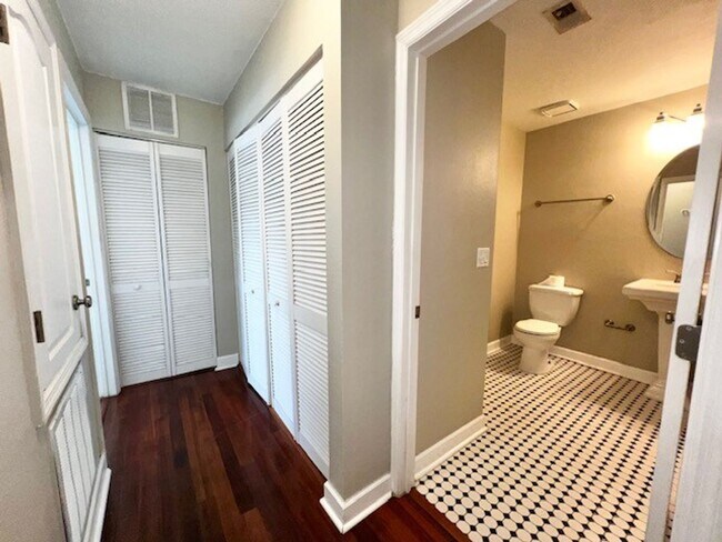 Building Photo - MOVE IN NOW!! Gated community Miriada! 1st floor 1X1.5 bath condo near pool area!!! Laminate wood...