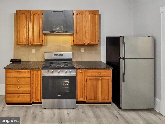 Building Photo - 637 N 32nd St