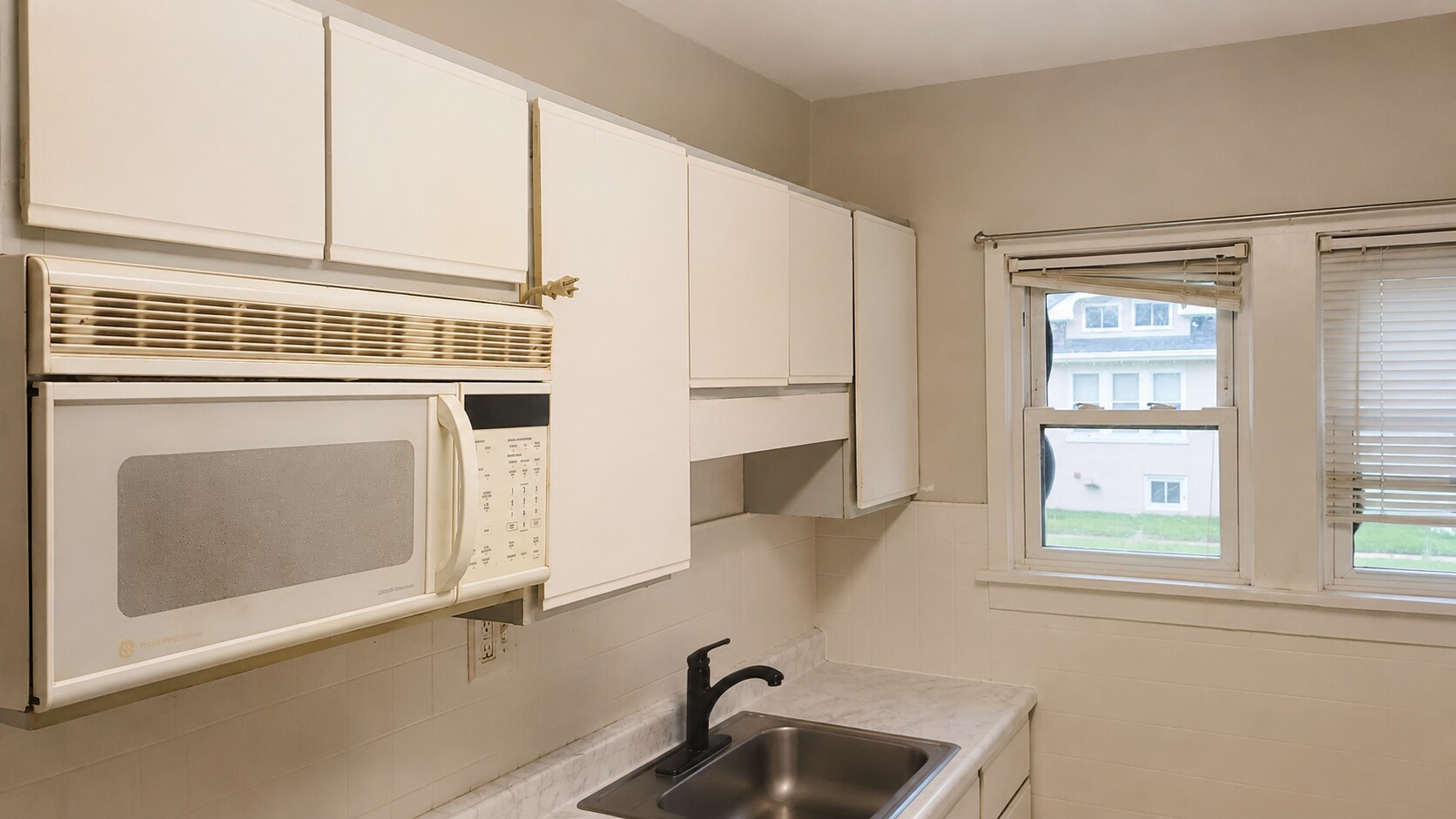 Building Photo - 1601 Hyde Park Ave