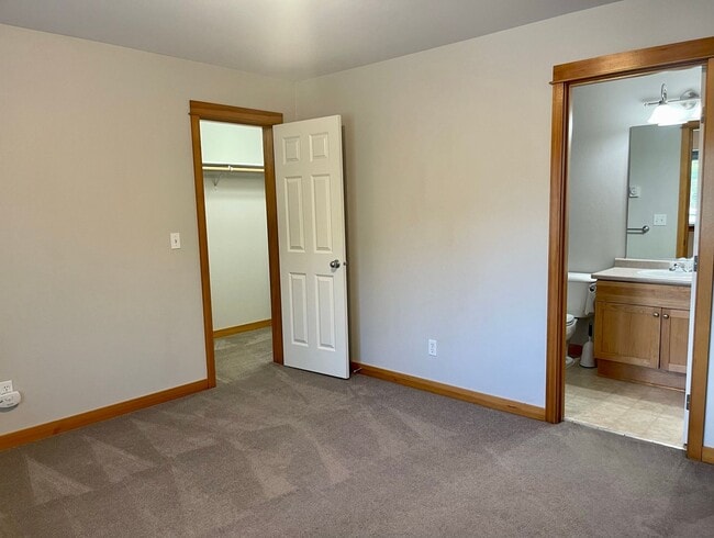 Building Photo - Desirable Downtown Poulsbo Place condo
