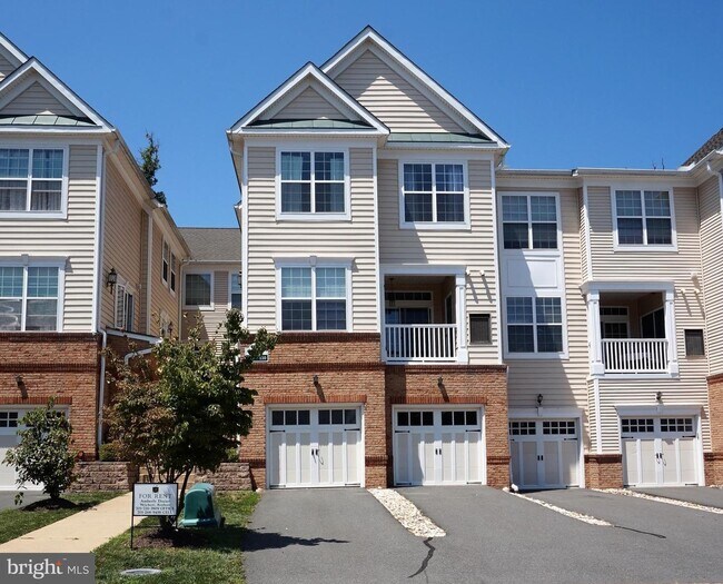 Building Photo - 43840 Hickory Corner Terrace