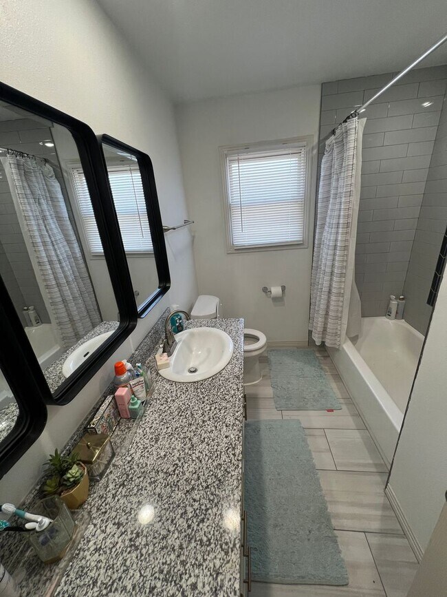 Building Photo - Pre Leasing for fall 2026! 3/2 in Medical District