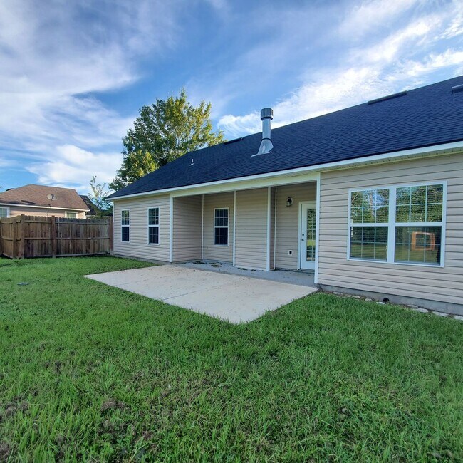 Building Photo - Charming 3-Bedroom Home with Spacious Yard...