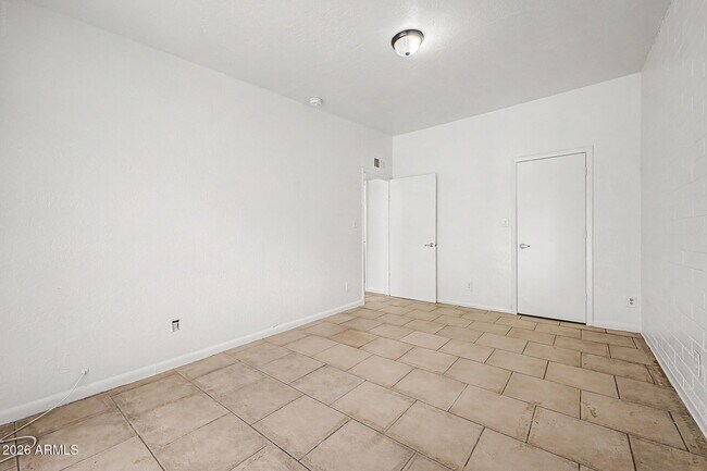 Building Photo - 7106 N 68th Ave