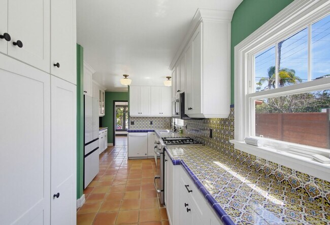 Building Photo - Historic Charm Meets Modern Living – Stunning 5 Bedroom Home on Iconic Myrtle Avenue