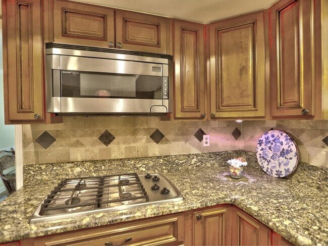Building Photo - 4512 Woodlawn Lake Dr