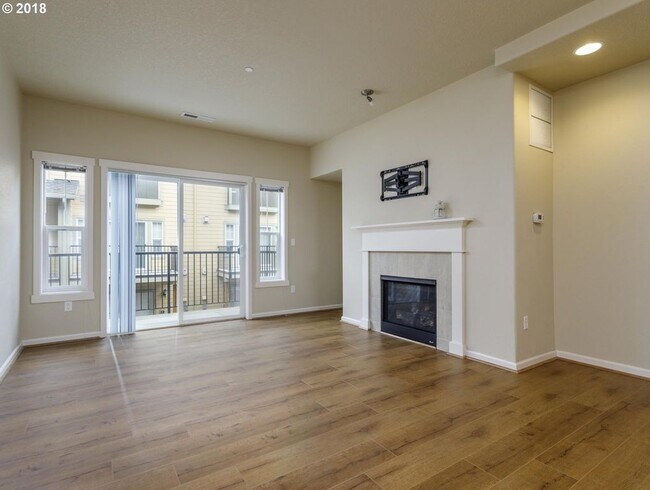 Building Photo - Neat and Tidy Newer Town Home with Two Master Bedrooms and Den on the Main Level