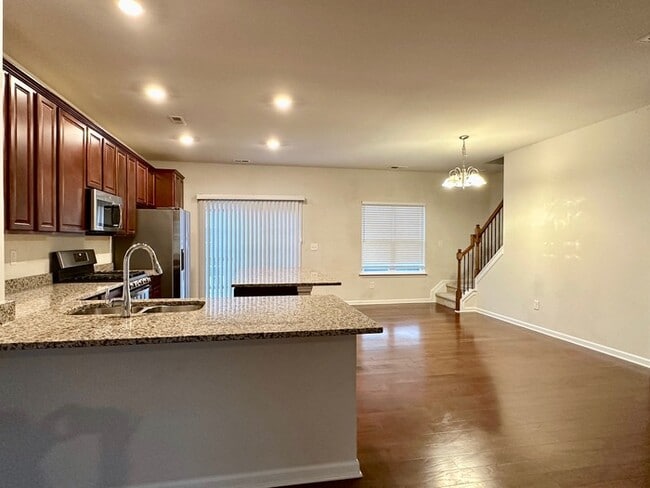 Building Photo - Unfurnished three bedroom 2.5 bathroom Tow...