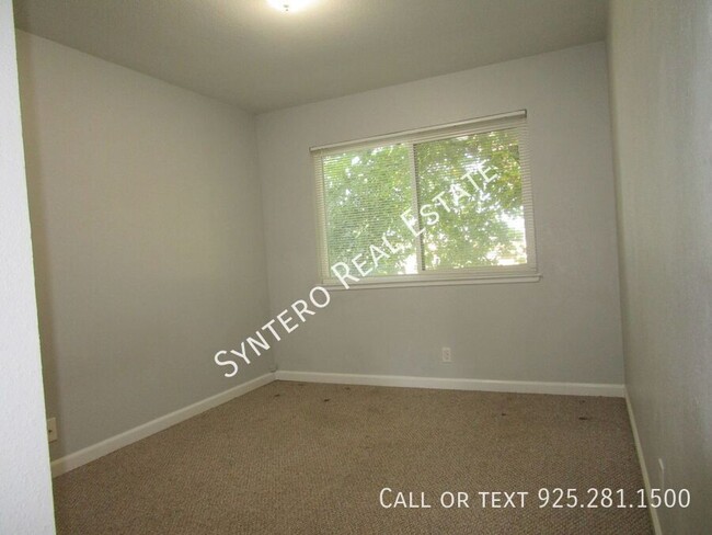 Building Photo - Upstairs 2 Bedroom/1 Bath Apartment with G...