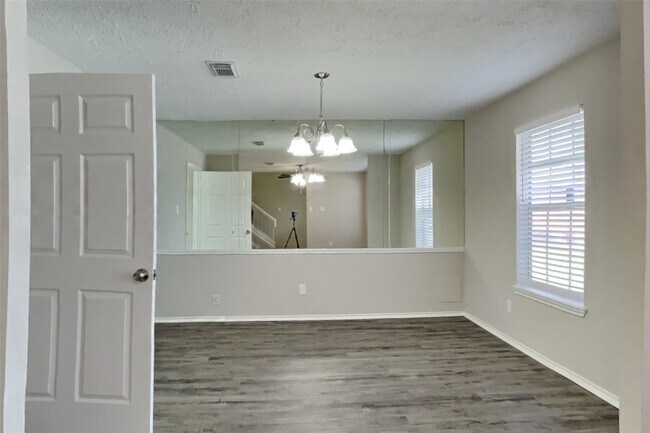 Building Photo - 2415 Pebbledowne Cir