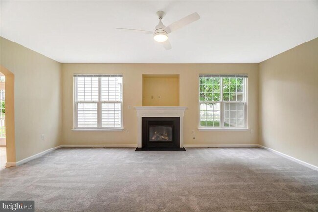 Building Photo - 240 Davis St