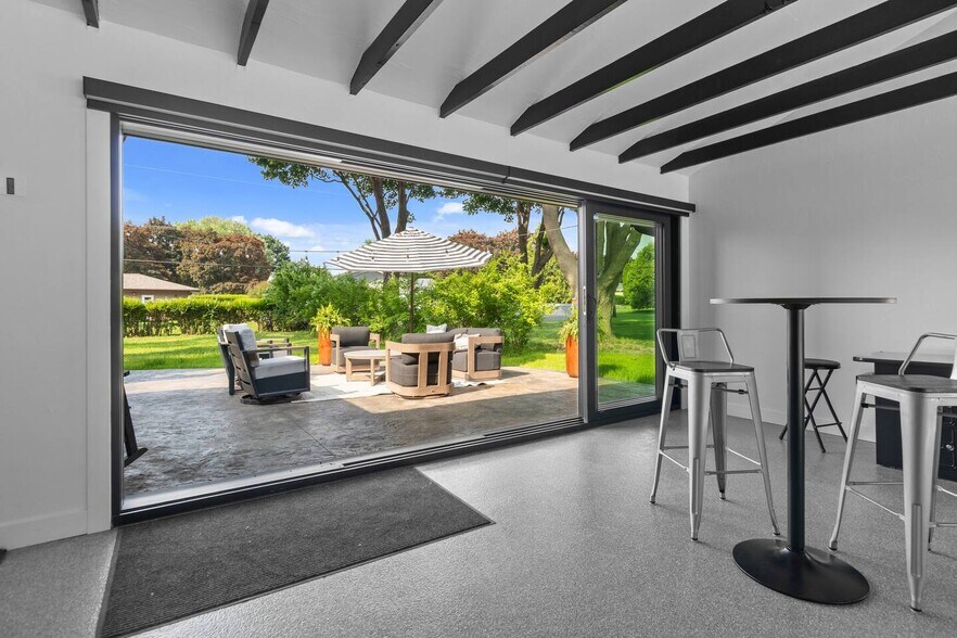 Building Photo - 1095 April Ln