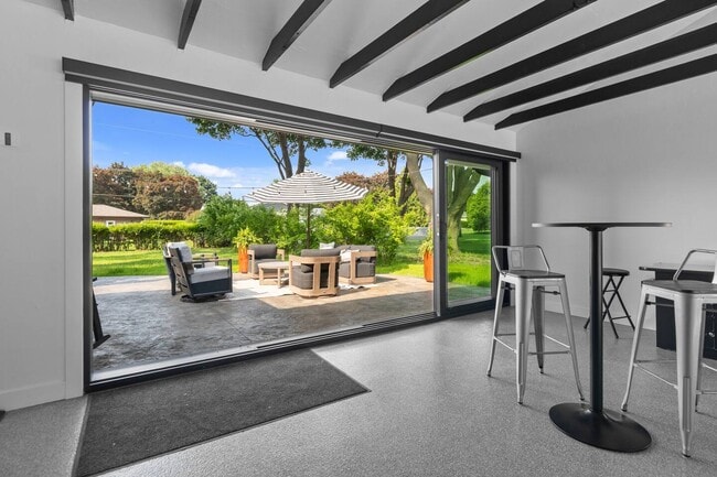 Building Photo - 1095 April Ln