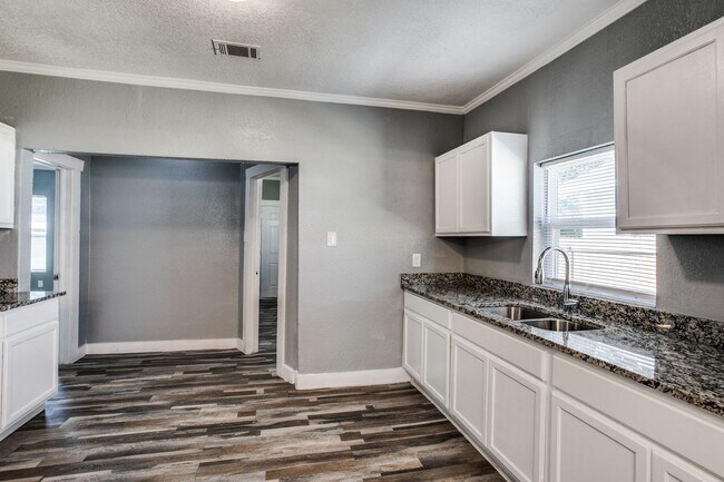 Building Photo - Single-Family Home Available!