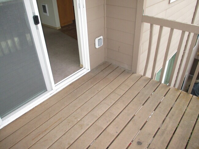 Building Photo - Two Bedroom Apartment in South Salem